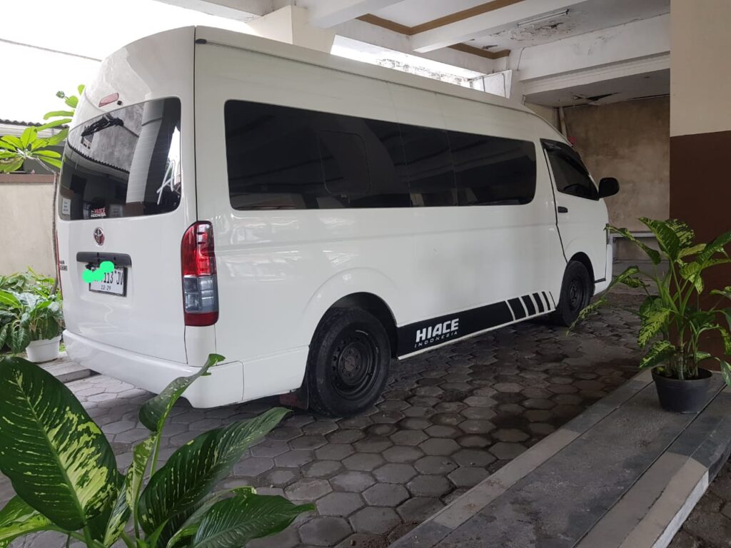 Mobil Toyota Hiace 2023 warna putih